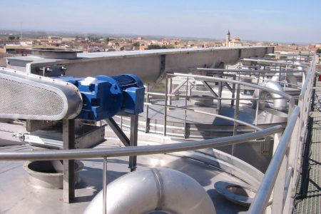 TRANSPORTADOR SINFIN EN INSTALACIÓN DE MOLIENDA, CRIBADO Y ALMACENADO DE SAL